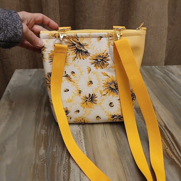 New Travel Sling Crossbody Yellow White Pebbled faux leather & Daisy fabric Gold - Picture 4 of 15